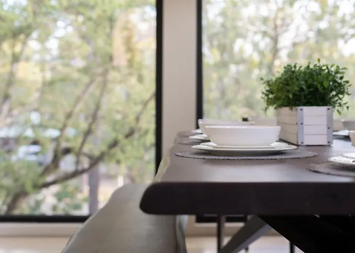 Treehouse Vibes, Peaceful, Stylish And Close To Trails *