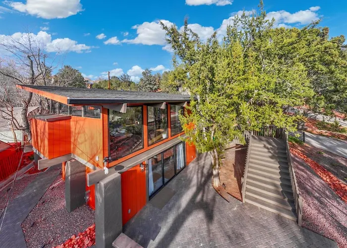 Treehouse Vibes, Peaceful, Stylish And Close To Trails